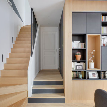 Escalier et bibliothèque d'un loft parisien