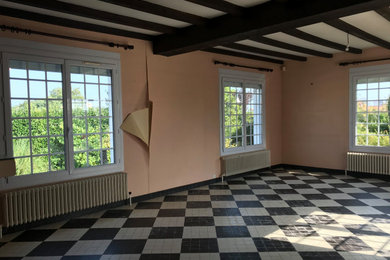 Aménagement d'une salle de séjour avec un mur beige, une cheminée standard, un manteau de cheminée en bois, poutres apparentes et du papier peint.