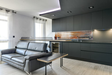 Diseño de sala de estar abierta contemporánea de tamaño medio sin chimenea con paredes grises y suelo de madera clara