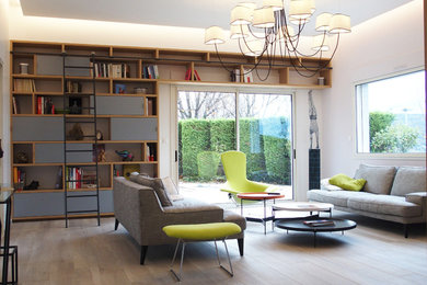 Idee per un soggiorno design di medie dimensioni e aperto con pavimento grigio