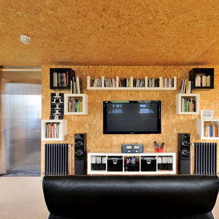 Foto di un soggiorno industriale stile loft e di medie dimensioni con pareti beige, pavimento in compensato, TV a parete e nessun camino