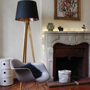 Inspiration pour une salle de séjour traditionnelle de taille moyenne et ouverte avec un mur blanc, un sol en carreau de terre cuite, une cheminée standard, un manteau de cheminée en pierre et aucun téléviseur.
