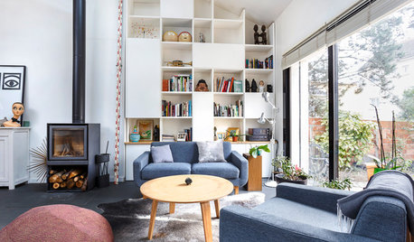 Wohnbereich mit multifunktionaler Treppe für Mini-Haus in Frankreich