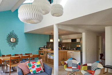 Diseño de sala de estar abierta tropical grande con paredes azules