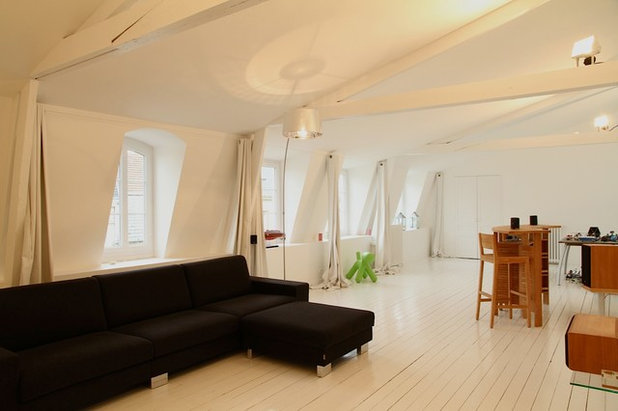 Modern Wohnzimmer by Regine Villedieu Immobilier