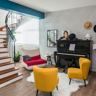 Idées déco pour une salle de séjour éclectique ouverte avec une salle de musique, un mur gris, un sol en bois foncé et un sol marron.