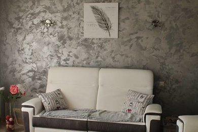 Idée de décoration pour une petite salle de séjour minimaliste fermée avec un mur gris, un sol en carrelage de céramique, aucune cheminée et aucun téléviseur.