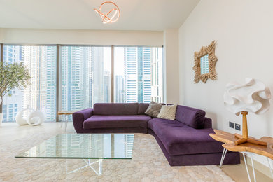 Foto de sala de estar abierta marinera grande sin chimenea con paredes blancas, suelo de mármol, televisor colgado en la pared y suelo beige