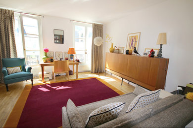 Modelo de sala de estar abierta bohemia pequeña con paredes blancas, suelo de madera clara, todas las chimeneas y marco de chimenea de yeso