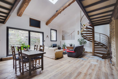 Foto di un grande soggiorno industriale stile loft con pareti bianche, pavimento in legno massello medio e pavimento marrone