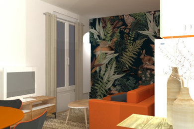 Cette photo montre une grande salle de séjour tendance ouverte avec un bar de salon, un mur multicolore, un sol en contreplaqué, aucune cheminée, un téléviseur indépendant, un sol beige et du papier peint.