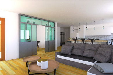 Exemple d'une grande salle de séjour industrielle ouverte avec parquet clair et un mur blanc.
