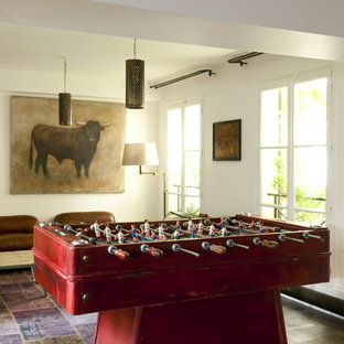 Aménagement d'une salle de séjour éclectique de taille moyenne et fermée avec salle de jeu, un mur blanc, un sol en bois clair, aucune cheminée et aucun téléviseur.