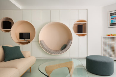 Идея дизайна: открытая гостиная комната среднего размера в современном стиле с белыми стенами и зеленым полом