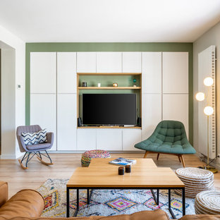 Großes, Offenes Nordisches Wohnzimmer mit grüner Wandfarbe, hellem Holzboden, Kaminofen und Multimediawand in Sonstige