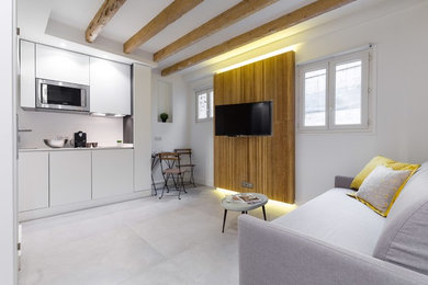 Idée de décoration pour une petite salle de séjour design ouverte avec un mur blanc et un téléviseur fixé au mur.