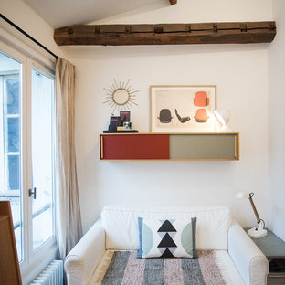Exemple d'une salle de séjour scandinave de taille moyenne et fermée avec un mur blanc.
