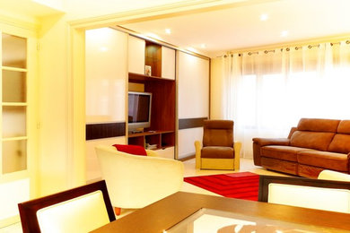На фото: большая открытая гостиная комната в современном стиле с с книжными шкафами и полками, белыми стенами, светлым паркетным полом и скрытым телевизором без камина с