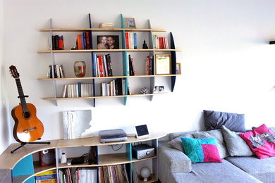 Cette photo montre une grande salle de séjour tendance ouverte avec une bibliothèque ou un coin lecture, un mur blanc et un sol en carrelage de céramique.