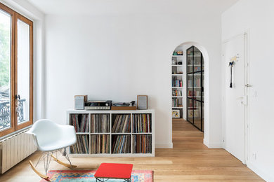 Foto di un soggiorno minimal aperto con pareti bianche e parquet chiaro