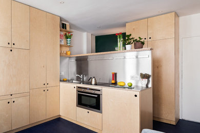 小さなコンテンポラリースタイルのおしゃれなオープンリビング (緑の壁、リノリウムの床、暖炉なし、内蔵型テレビ、青い床) の写真