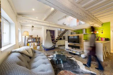 Ejemplo de sala de estar abierta contemporánea sin chimenea con paredes blancas, suelo de baldosas de terracota y televisor colgado en la pared