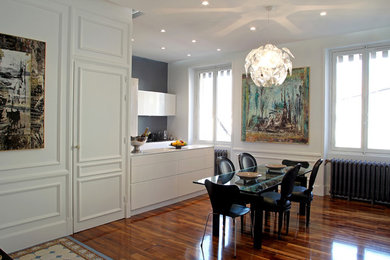 Inspiration for a medium sized traditional games room in Lyon with medium hardwood flooring.
