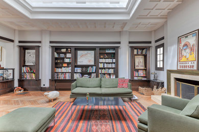Exemple d'un salon tendance de taille moyenne et ouvert avec une bibliothèque ou un coin lecture, un mur blanc, parquet clair, une cheminée standard, un manteau de cheminée en bois, un sol beige et un plafond en bois.