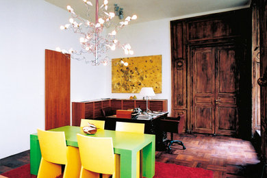 Diseño de sala de estar cerrada moderna de tamaño medio con paredes blancas, suelo de madera en tonos medios y suelo marrón
