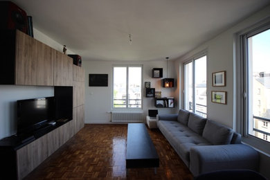 Immagine di un soggiorno moderno con pareti bianche e parquet scuro