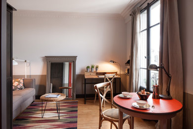 Diseño de sala de estar cerrada tradicional de tamaño medio sin televisor con paredes beige y suelo de madera en tonos medios