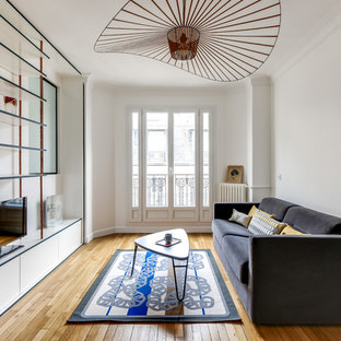 Inspiration pour une salle de séjour nordique fermée et de taille moyenne avec un sol en bois brun, un sol beige, un mur blanc et un téléviseur indépendant.