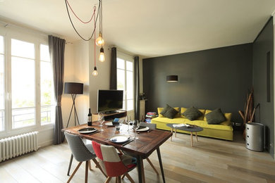 Example of a trendy family room design in Paris