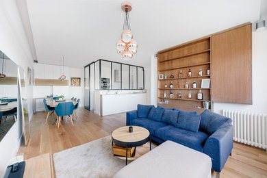 Idées déco pour une salle de séjour scandinave de taille moyenne avec un bar de salon, un mur blanc et un sol en bois brun.