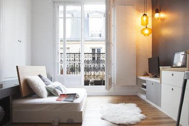 Aménagement d'une petite salle de séjour classique ouverte avec un mur gris, un sol en bois brun et un téléviseur indépendant.
