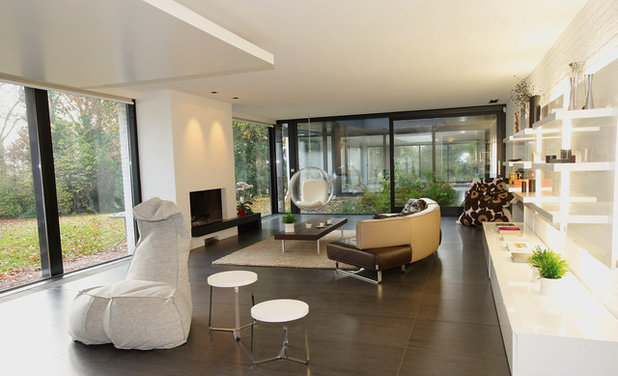 Modern Family Room by C-INTERIEUR