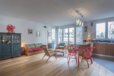Foto de sala de estar con barra de bar abierta actual grande con paredes grises, suelo de contrachapado y suelo marrón