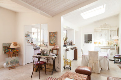 Cette photo montre une salle de séjour bord de mer ouverte avec un bar de salon, un mur blanc et un sol beige.