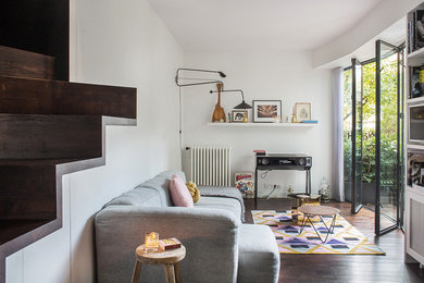 Mittelgroßes, Offenes Klassisches Wohnzimmer ohne Kamin mit weißer Wandfarbe, dunklem Holzboden, Multimediawand und braunem Boden in Paris