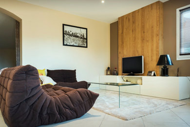Aménagement d'une salle de séjour moderne avec un mur beige.