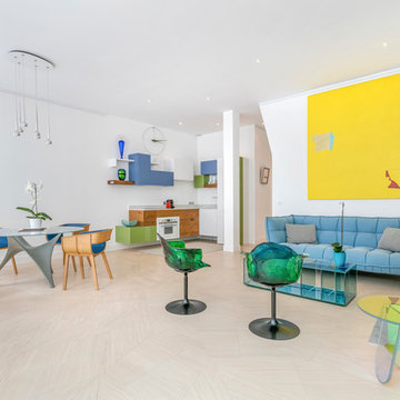 Salle de séjour contemporain dans un appartement design aux couleurs estivales