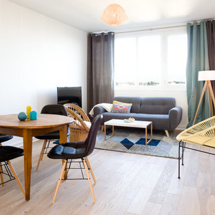 Idée de décoration pour une salle de séjour nordique ouverte et de taille moyenne avec un mur blanc, un sol en bois clair, aucune cheminée, un téléviseur indépendant et un sol marron.