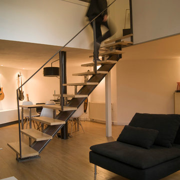 Salon avec escalier métal & bois vue sur la salle à manger