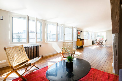 Inspiration pour une salle de séjour minimaliste de taille moyenne et ouverte avec un mur beige et un sol en bois brun.