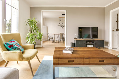 Réalisation d'une salle de séjour design ouverte avec un mur gris, parquet clair et un téléviseur indépendant.