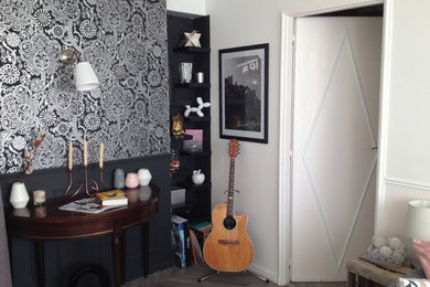 Idée de décoration pour une petite salle de séjour nordique avec un mur blanc, un sol en vinyl, aucune cheminée et un téléviseur indépendant.