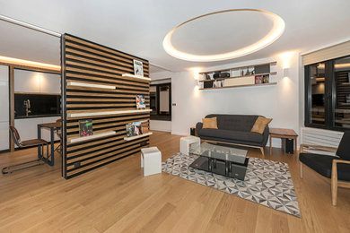 Esempio di un grande soggiorno contemporaneo con pareti bianche, pavimento in legno massello medio, nessun camino, TV autoportante e pavimento marrone