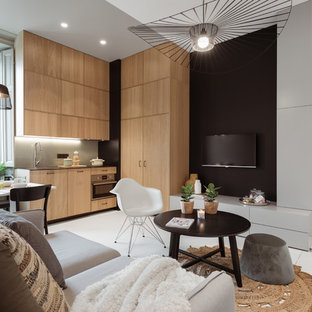 Offenes Modernes Wohnzimmer mit schwarzer Wandfarbe, gebeiztem Holzboden, Wand-TV und weißem Boden in Nantes