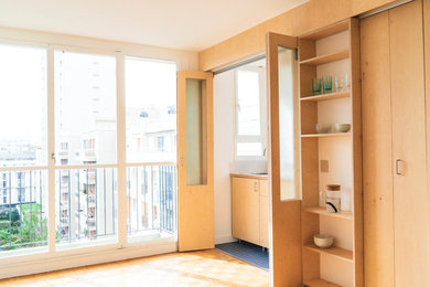 Réalisation d'une petite salle de séjour design ouverte avec un mur blanc, parquet clair, aucune cheminée et aucun téléviseur.