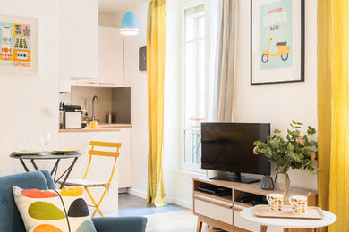 Modelo de sala de estar abierta nórdica pequeña con paredes blancas, suelo de madera clara y televisor independiente